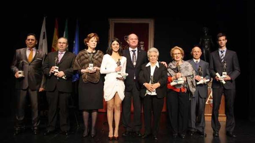 Manuel Barón, alcalde de Antequera, posa en el Teatro Municipal Torcal al final del acto, con los ochos premiados.
