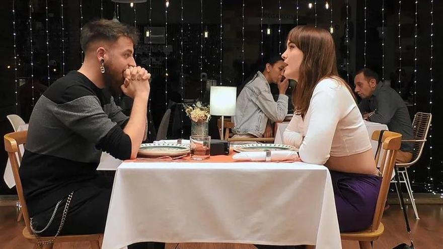 Jorge y Nerea sentados en la mesa de First Dates