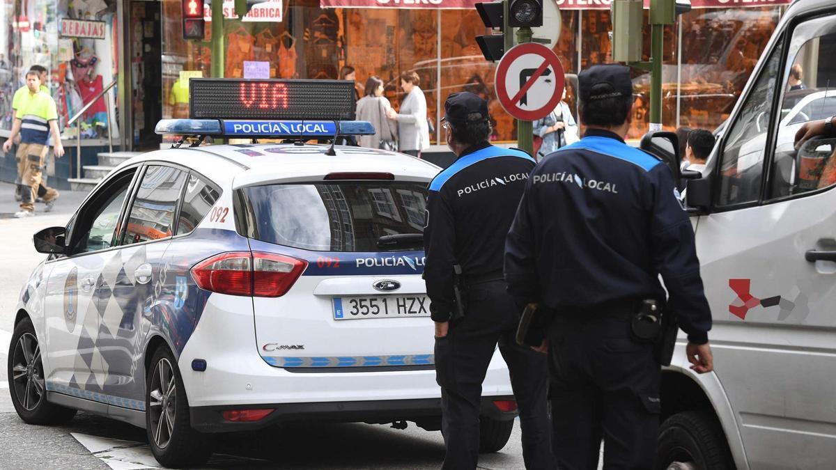 Policías locales de A Coruña en una intervención.