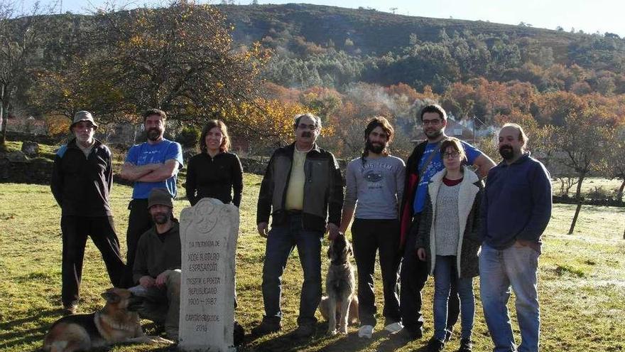 Integrantes de Capitán Gosende junto a la primera de las laudas dedicada a Otero Espasandín. // Bernabé