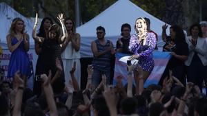 La artista Lara Sajen, con el micro en la mano, durante el pregón del Día del Orgullo Gay.