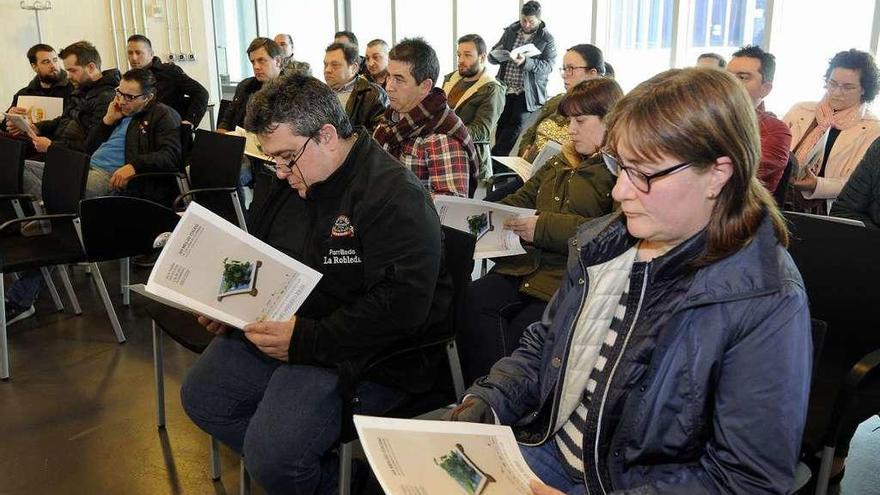 Los restauradores recibieron ayer las encuestas personalizadas de sus negocios. // Bernabé/Javier Lalín