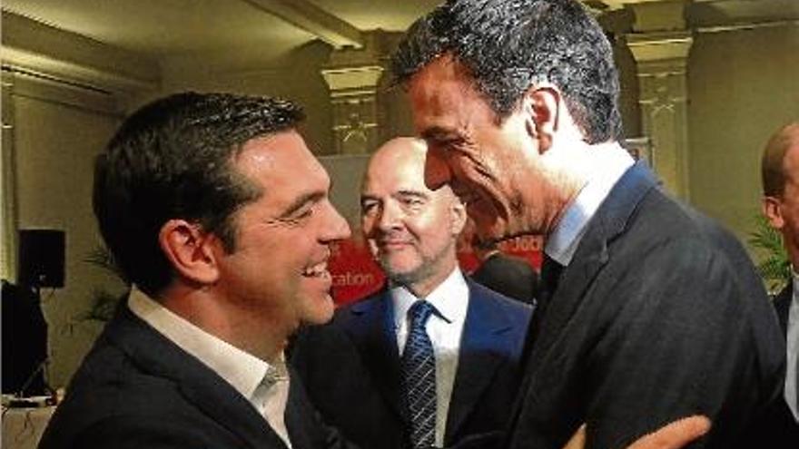 Tsipras i Sánchez se saluden a l&#039;inici de la reunió de líders europeus a Brussel·les.