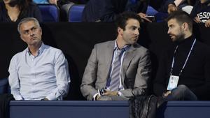 Jose Mourinho y Gerard Pique, en la grada durante un Djokovic-Thiem de Copa Davis.