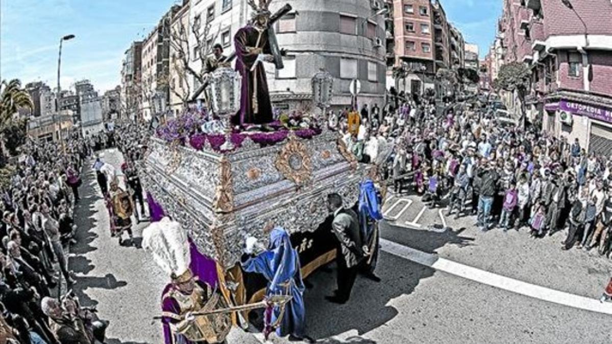 Paso del Jesús Nazareno en un momento de la procesión, ayer, en L'Hospitalet.