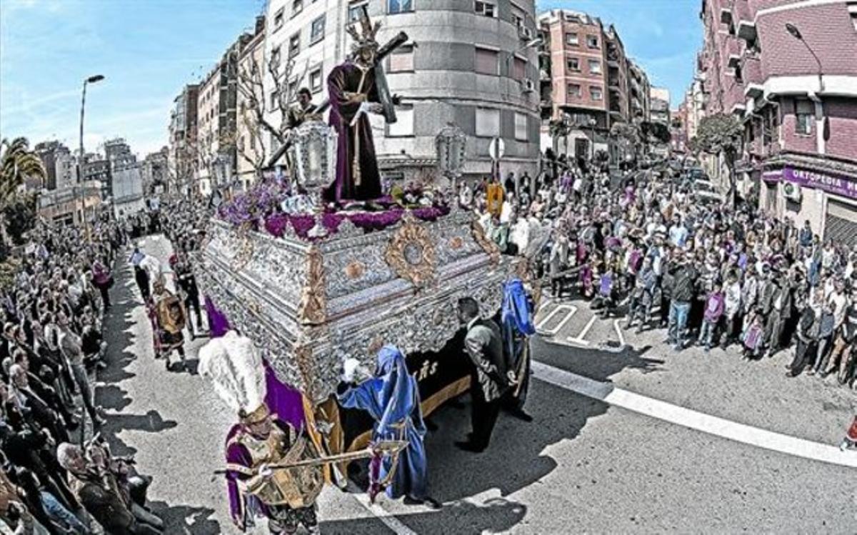 Expectació 8 Pas del Jesús Natzarè en un moment de la processó, ahir, a l’Hospitalet.