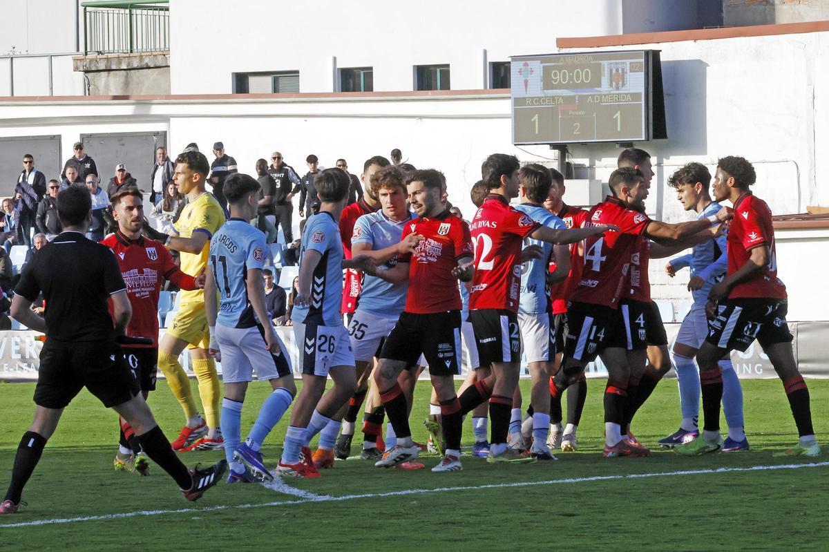 Los jugadores del Celta Fortuna y el Mérida discuten al final del partido en Barreiro.