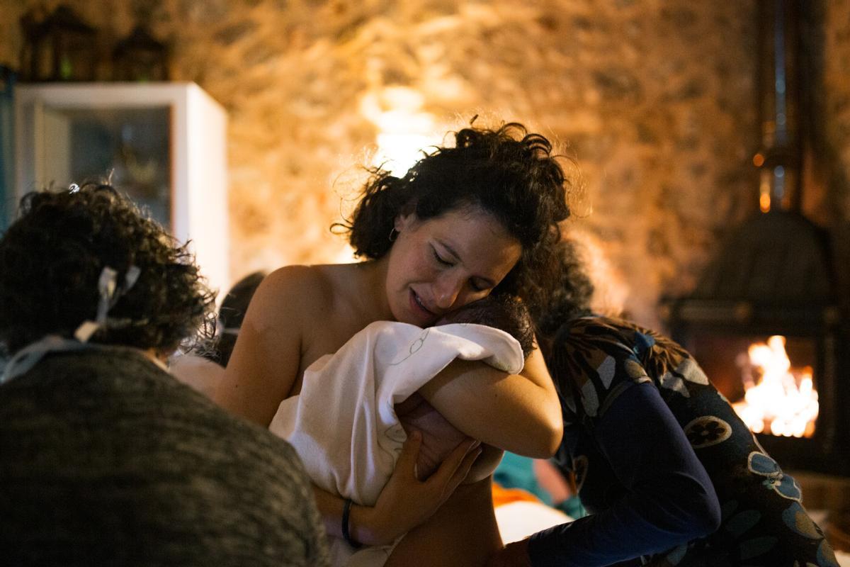 Marta abraza a Elia tras su parto en casa