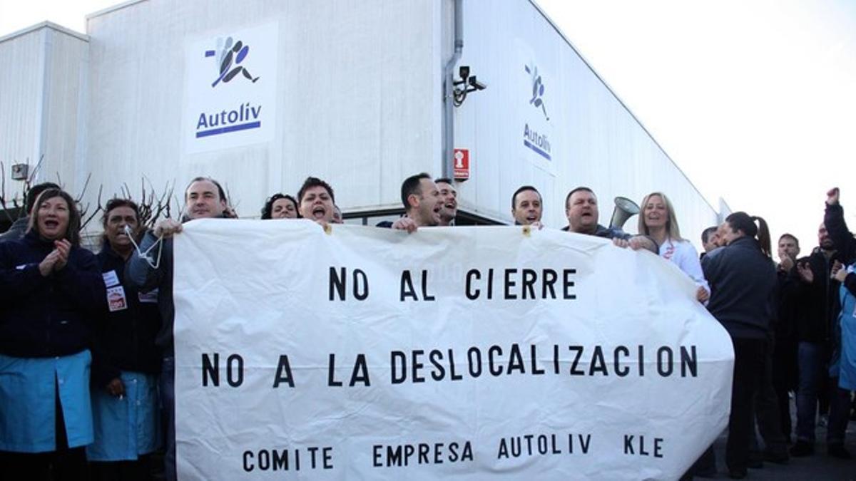 Trabajadores de Autoliv protestan contra el cierre de la planta de Granollers, el pasado 19 de octubre.