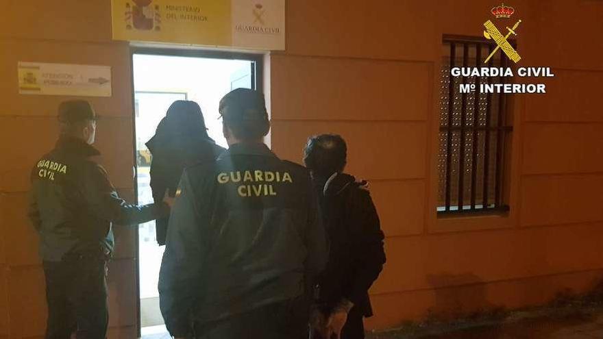 La Guardia Civil traslada a los dos detenidos el jueves por nuevos robos en Cangas. // Guardia Civil