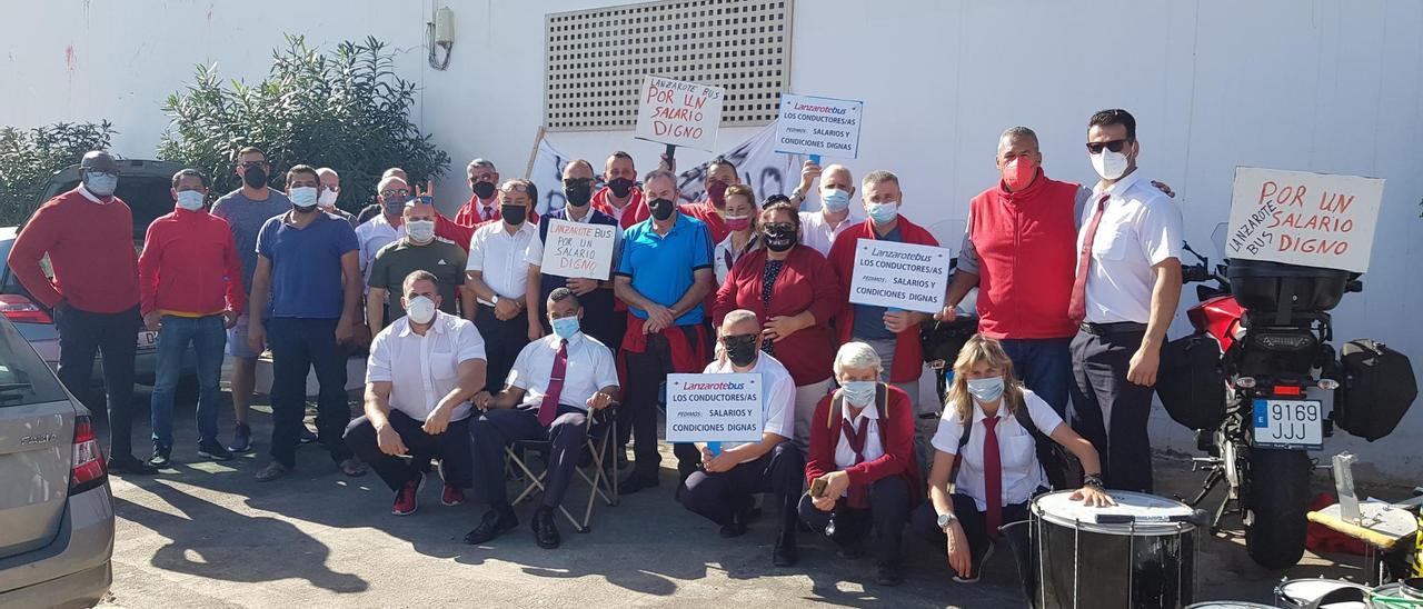 Los guagüeros durante una de las jornadas de huelga en la sede de Lanzarote Bus en Arrecife.