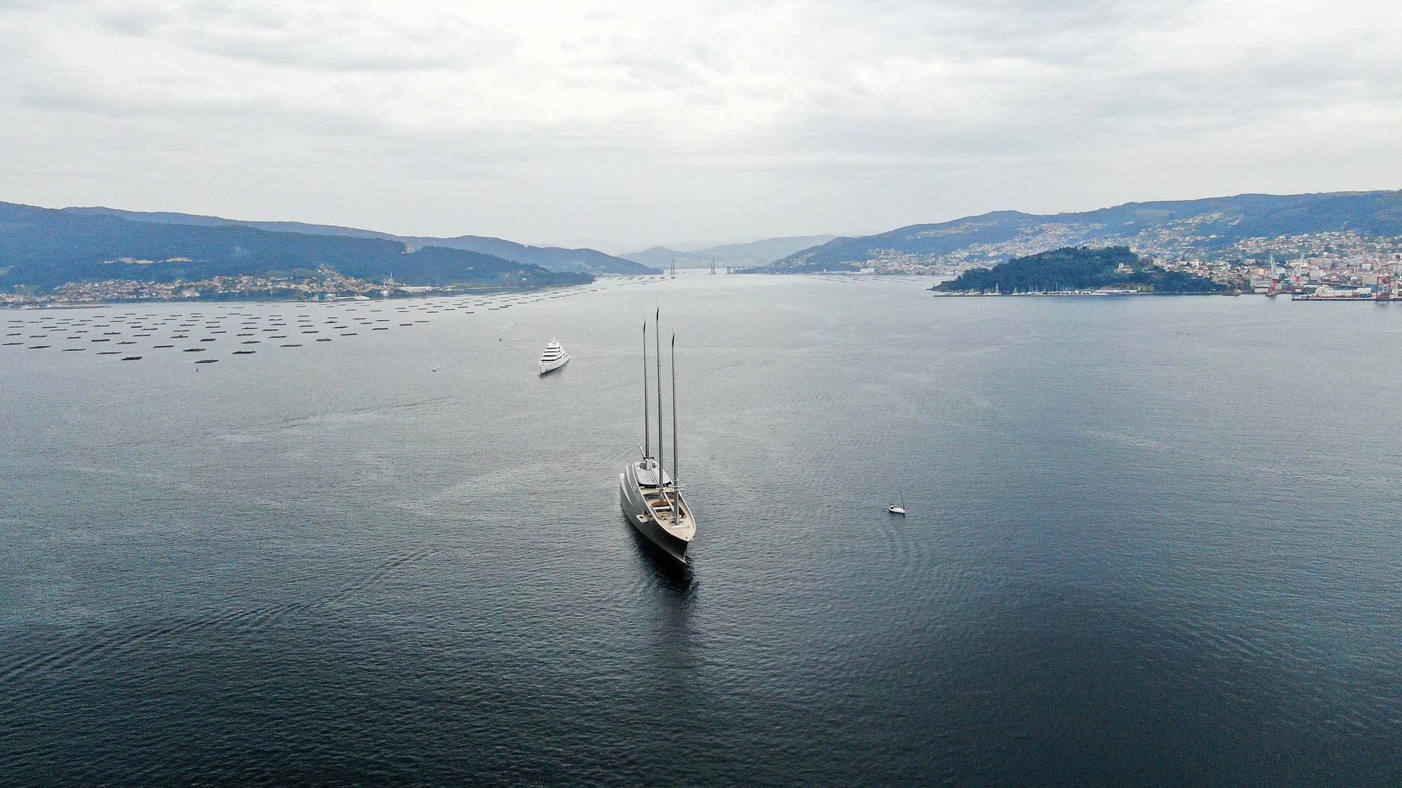 Duelo de esloras en la ría de vigo