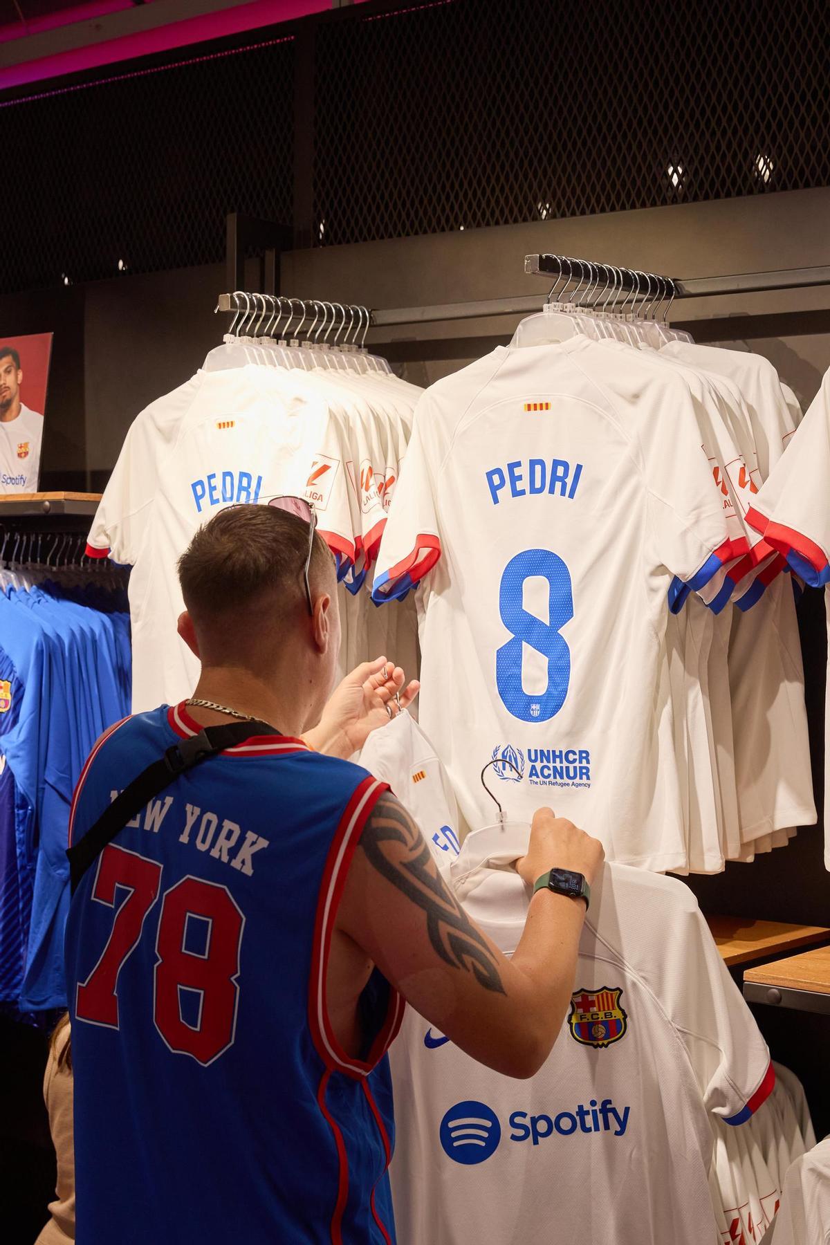 ¡Locura por la nueva camiseta blanca del Barça!