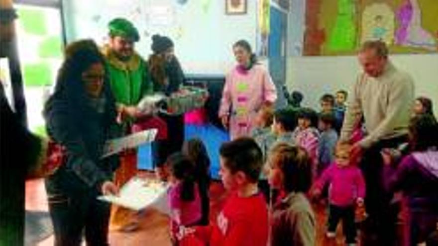 Los duendes reales visitan el colegio de Logrosán