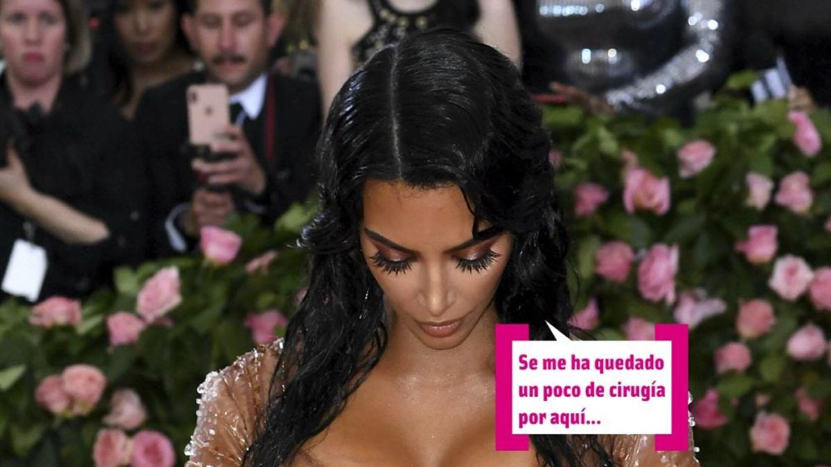 Kim Kardashian se mira el entreteto en la Gala Met