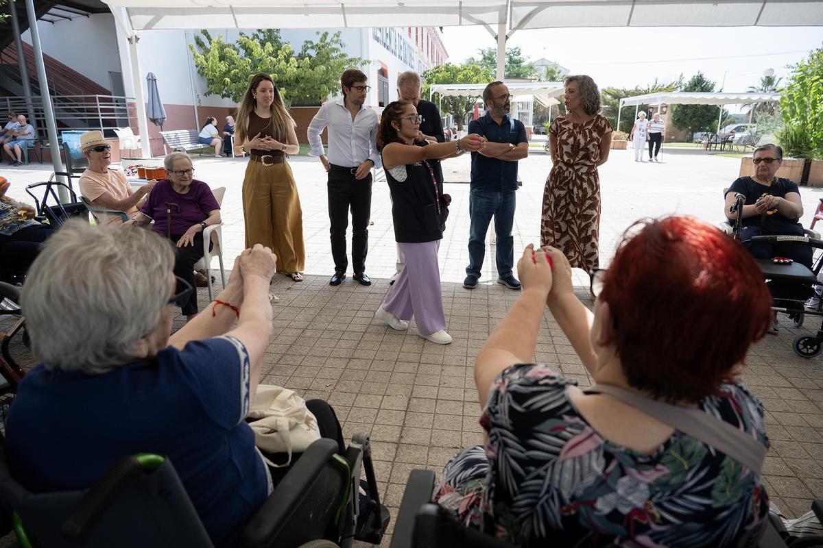 Morales visita una de las terapias en Malpartida de Plasencia.