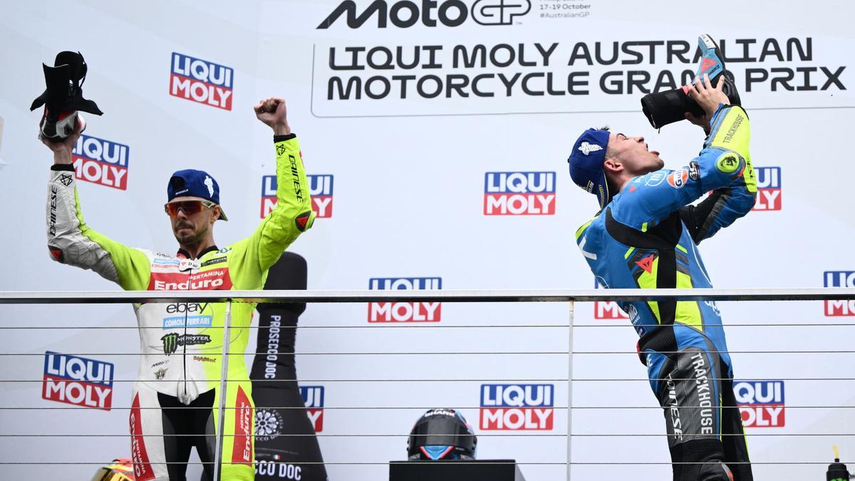 Raúl Fernández, en el podio de Australia bebiendo de su bota