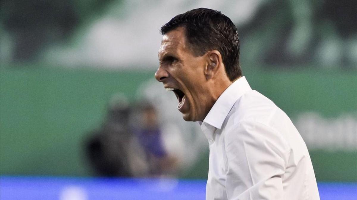 Gustavo Poyet durante su etapa como entrenador del Betis