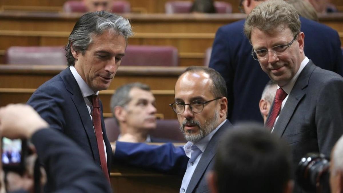 Los diputados del PDECat Carles Campuzano y Ferran Bel hablan con el ministrio de Fomento antes de la votación en el Congreso.