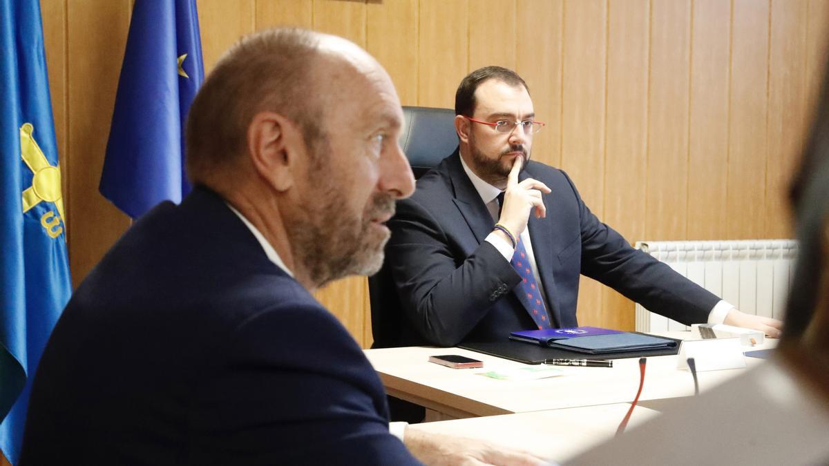 El presidente Adrián Barbón y el vicepresidente Juan Cofiño durante la reunión del Consejo de Gobierno del Principado en Ribera de Arriba