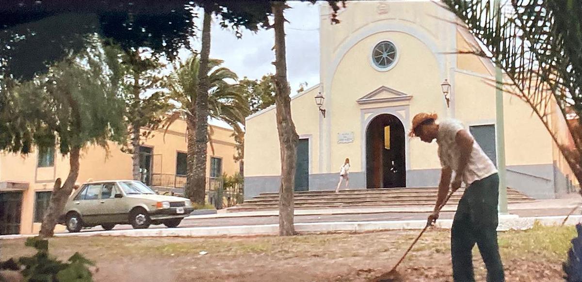 Stella Sandell se dispone a entrar en la iglesia de Lomo Apolinario, en Las Palmas de Gran Canaria.