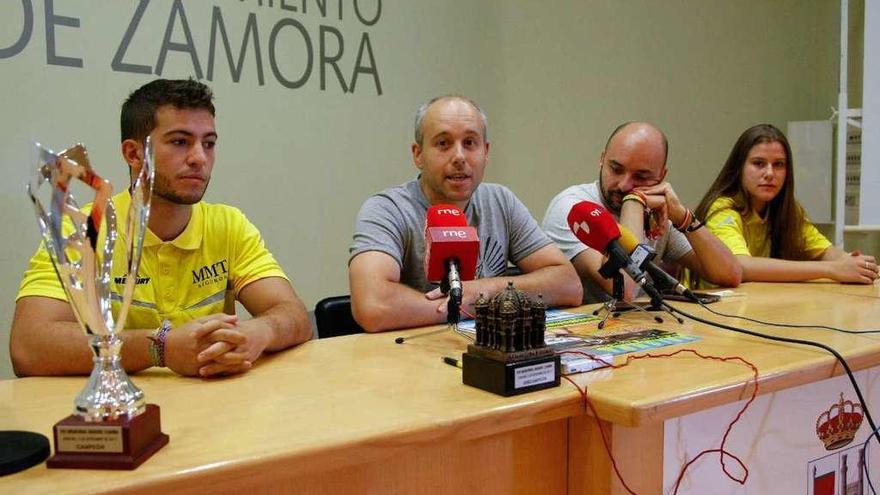 Manuel Galán, Arcel Andrés, Manuel Alonso y Lucía Rodríguez durante la presentación del Memorial.