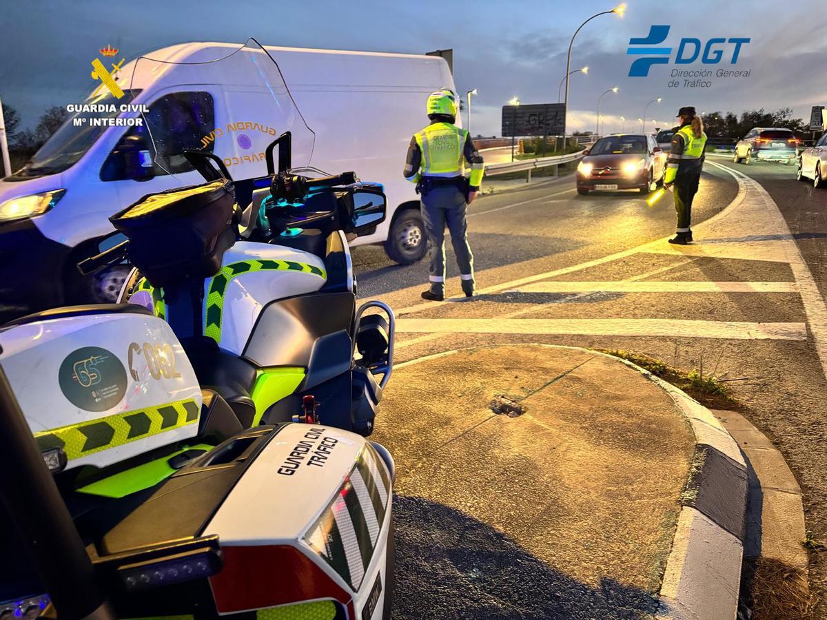 Agentes de la Guardia Civil durante un control de Tráfico en Valencia.