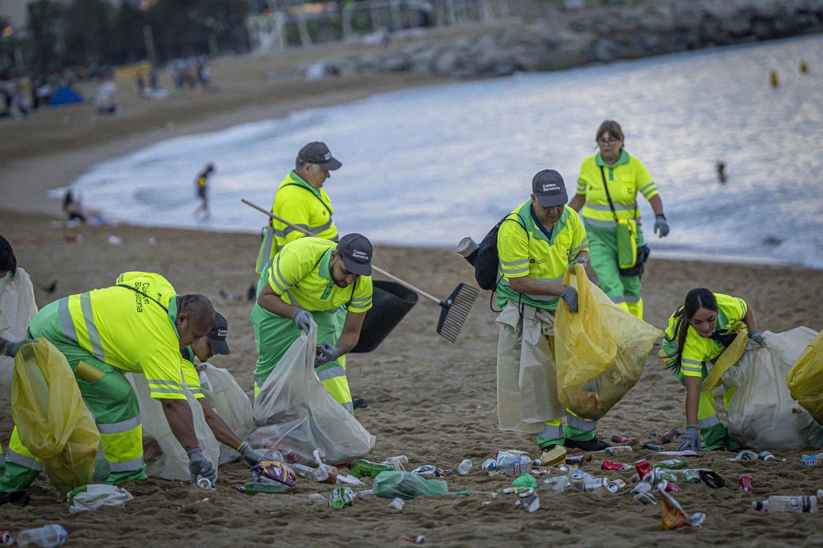 La limpieza de las playas tras la revetlla de Sant Joan