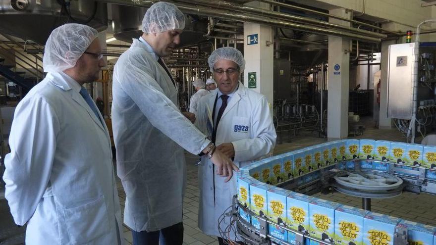 Castro, con responsables de la empresa, visita la fábrica de Gaza