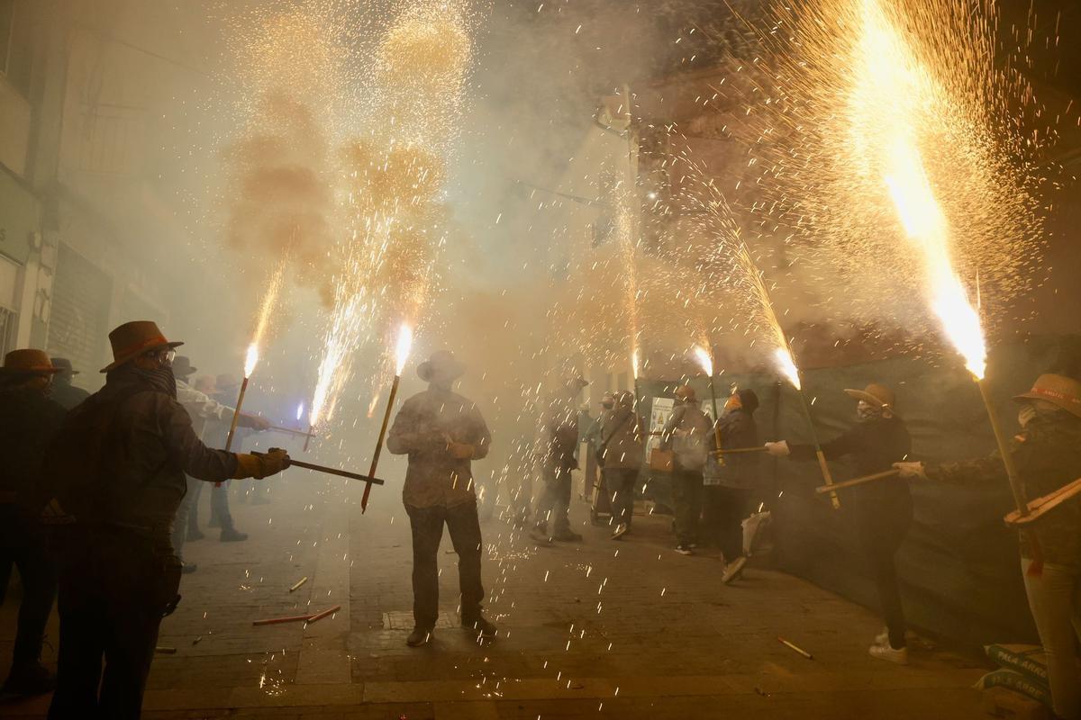 El Pasacalles de Cohetes de Lujo deslumbra Paterna antes de la Cordà El Pasacalles de Cohetes de Lujo deslumbra Paterna antes de la Cordà