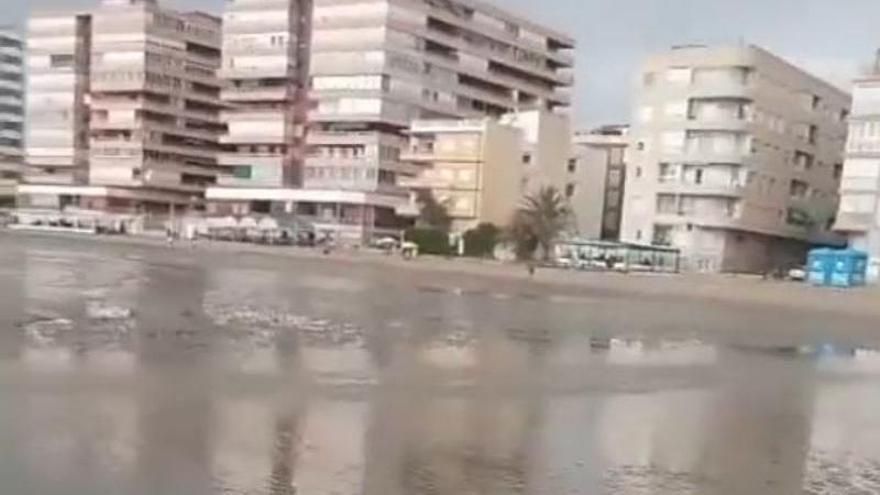 El meteotsunami sorprende en Torrevieja y Guardamar: el mar se retira y deja imágenes insólitas en las playas