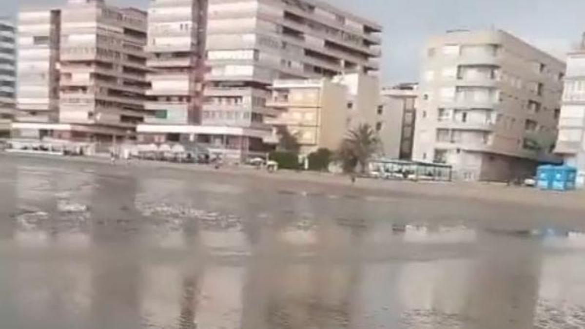 El meteotsunami sorprende en Torrevieja y Guardamar: el mar se retira y deja imágenes insólitas en las playas