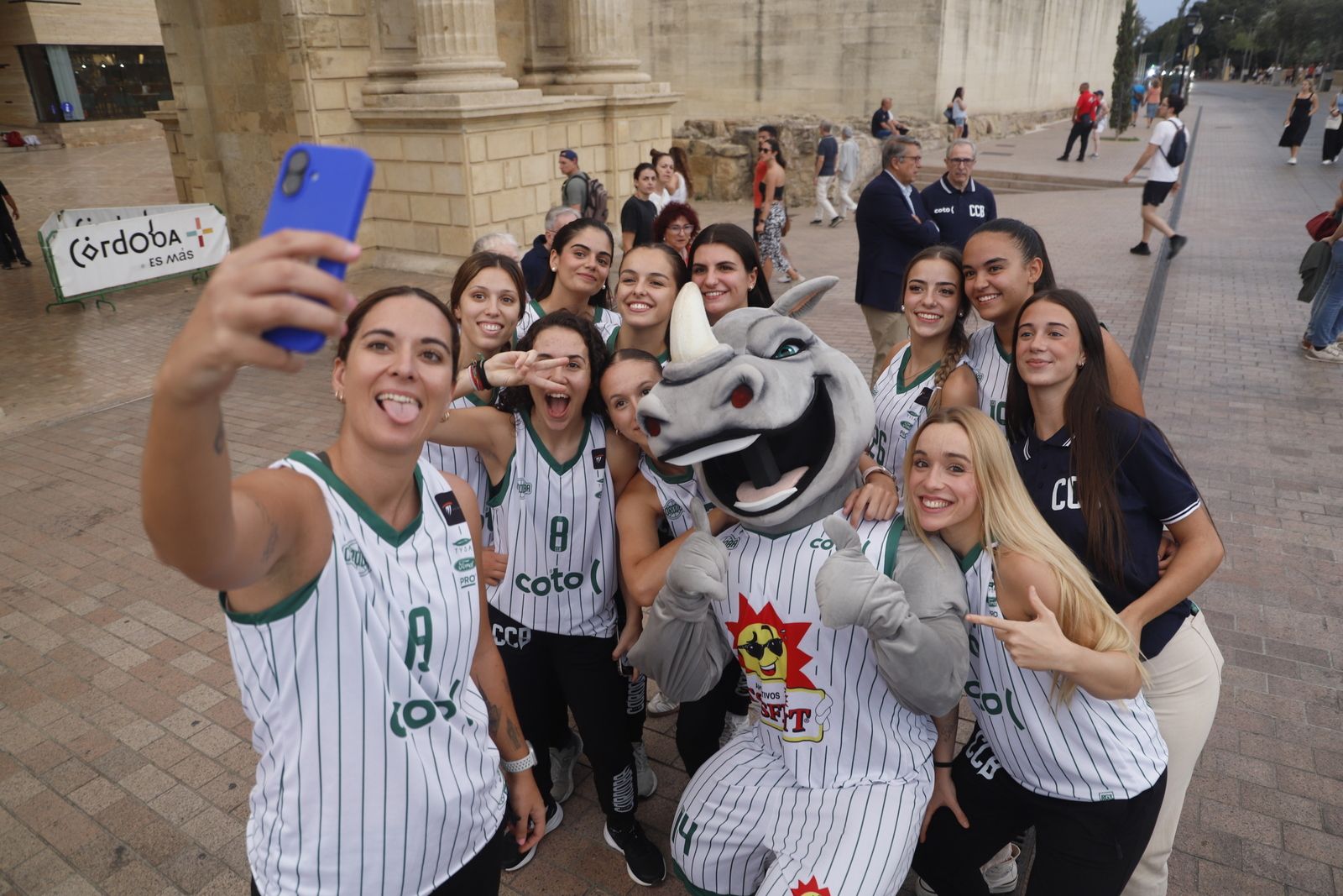 La puesta de largo de los equipos del Coto Córdoba de Baloncesto en imágenes
