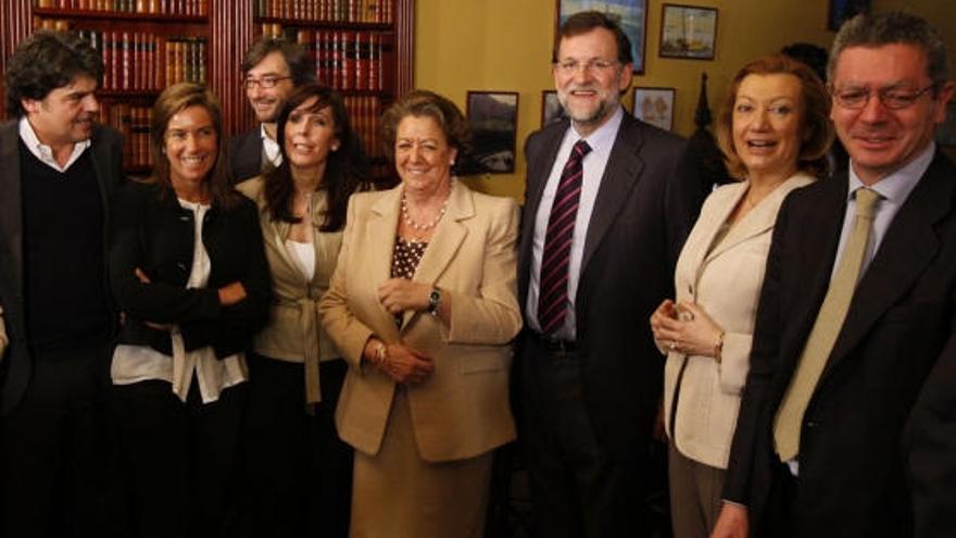 Algunos de los nuevos blogueros del PP, posan en una conocida cafetería madrileña