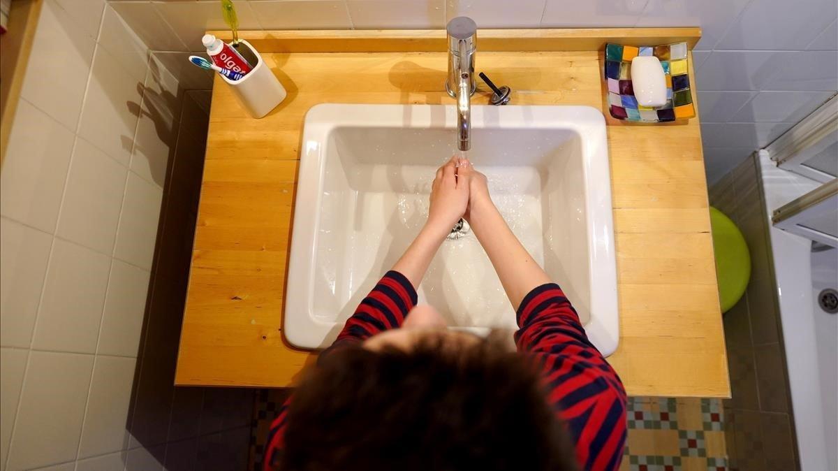 Un niño se lava las manos por precaución contra el coronavirus.
