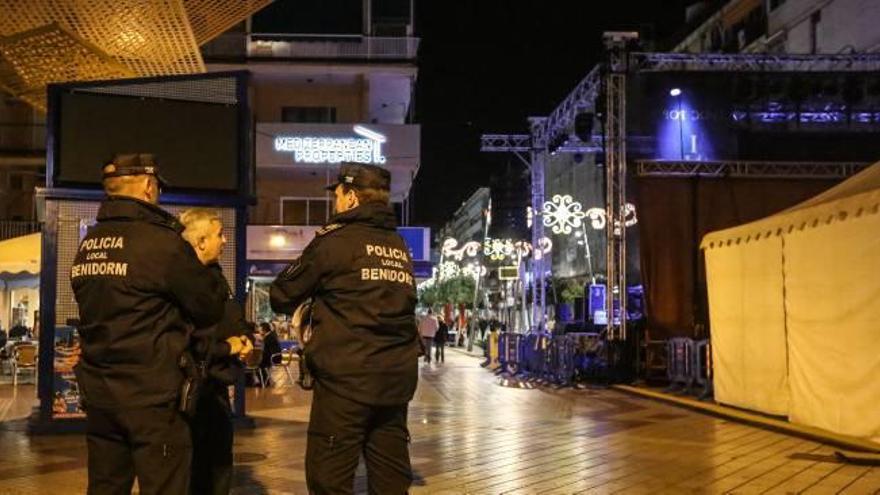 Agentes de la Policía Local, en la parte trasera del escenario, tras la cancelación del concierto.