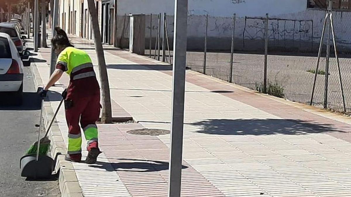 Una treballadora de la neteja viària de Vila-real desenvolupant la seua tasca en l'avinguda de França.