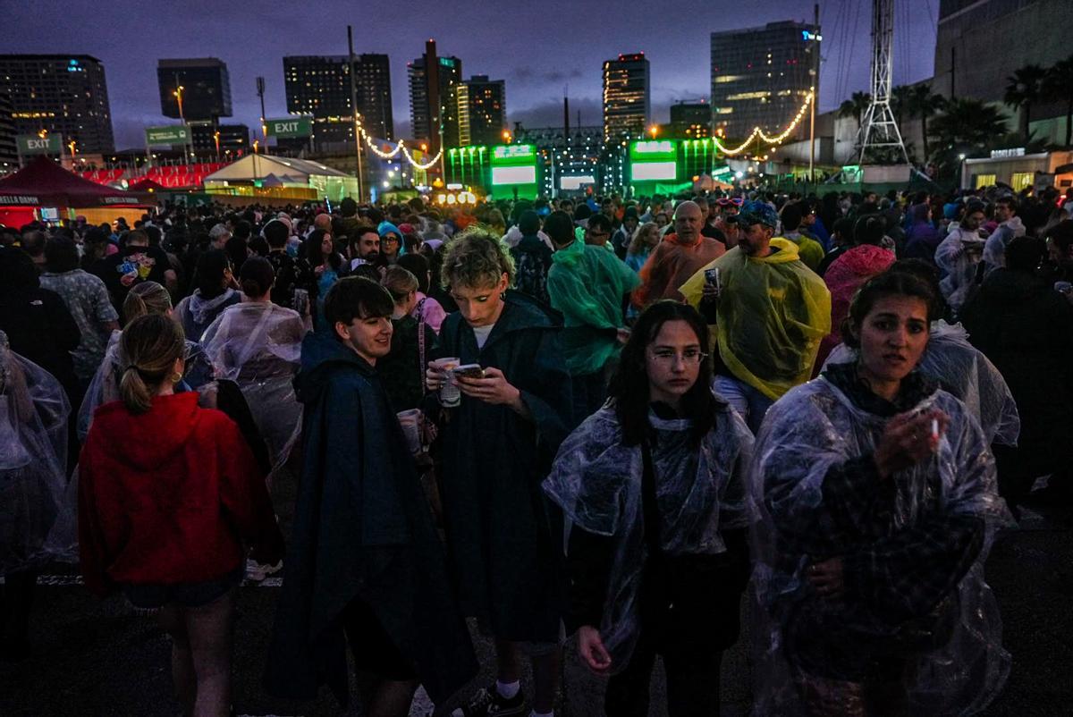 La lluvia suspende temporalmente algunos conciertos el primer día del Primavera Sound. La lluvia suspende temporalmente algunos conciertos el primer día del Primavera Sound.