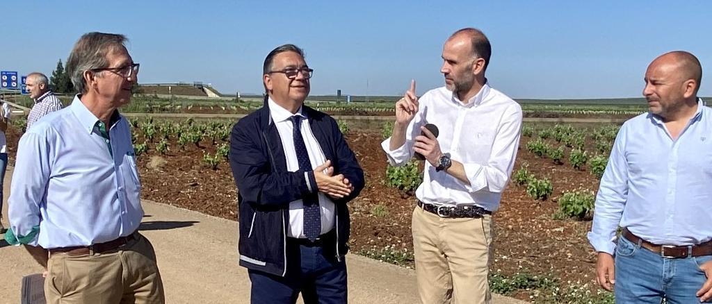 Manuel Mejías y el alcalde Ramírez visitan el estado de la Calzada Romana con la empresa de las obras