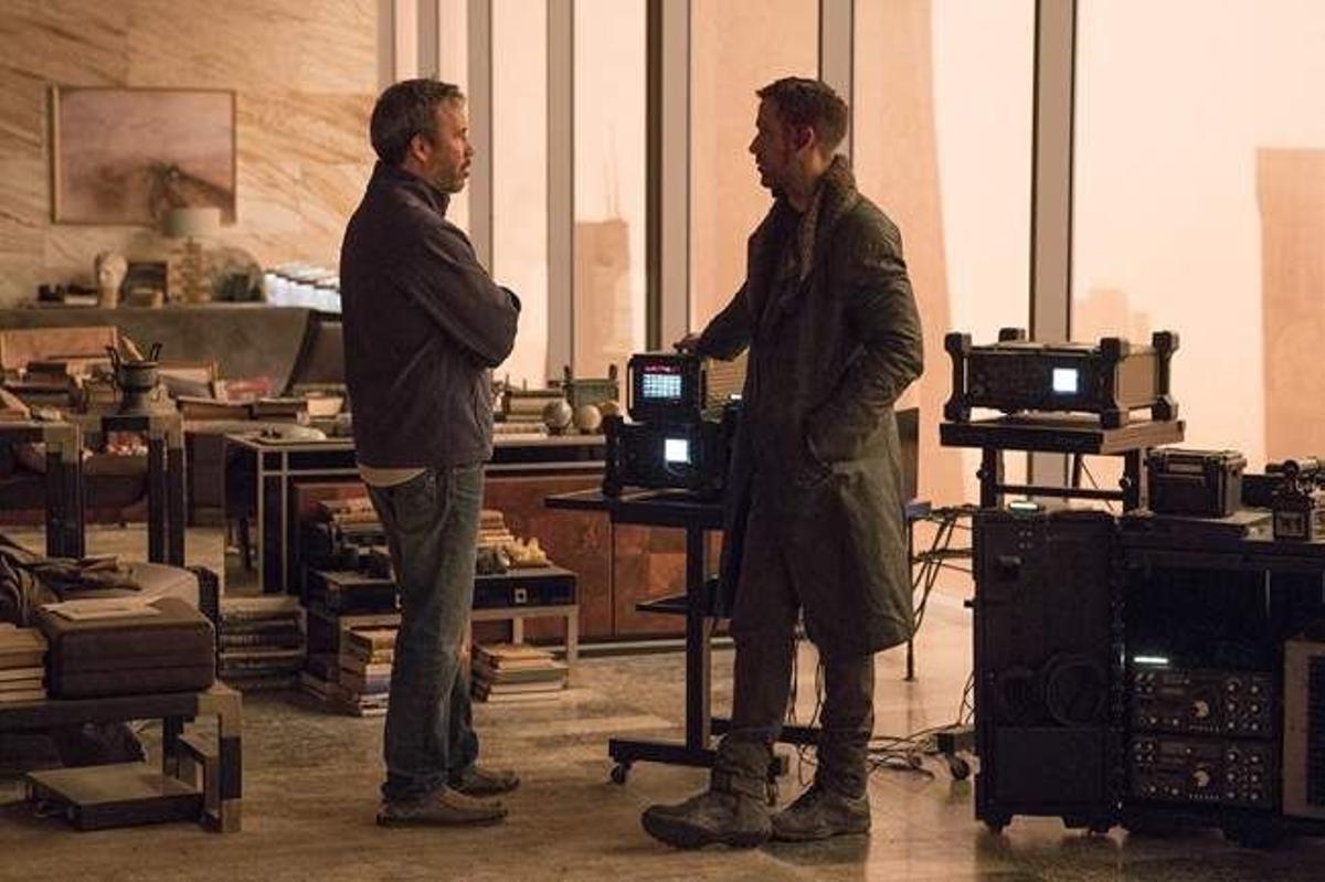 Ryan Gosling hablando con el director de 'Blade Runner 2049'
