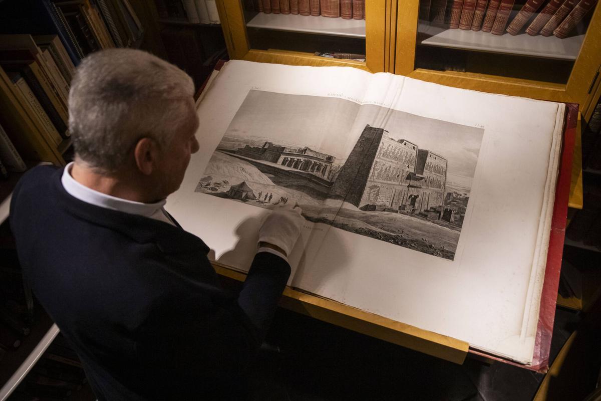 Jordi Clos, ante una doble página de un grabado tan perfecto que parece una fotografía.
