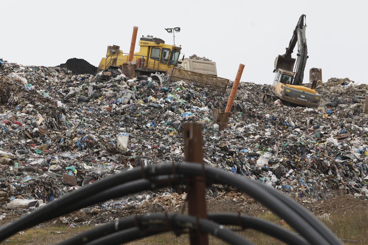 Máquinas trabajando en el vertedero de Cogersa.