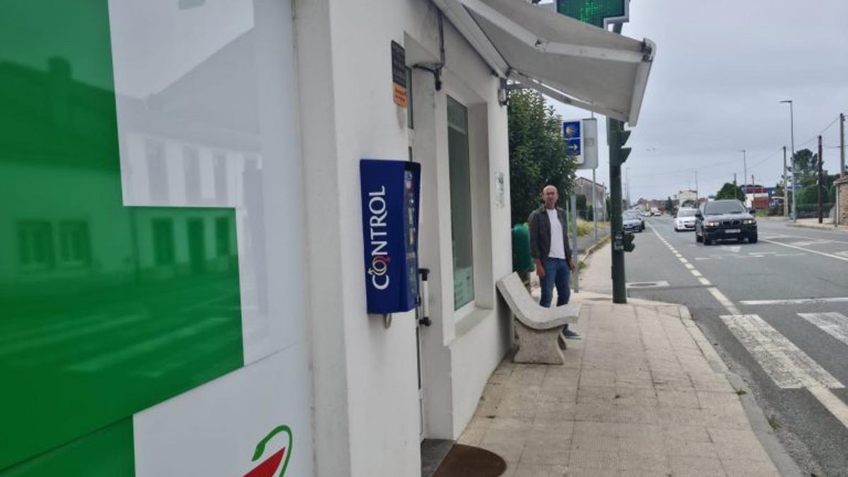 Gonzalo Muiños xunto a farmacia de Marrozos