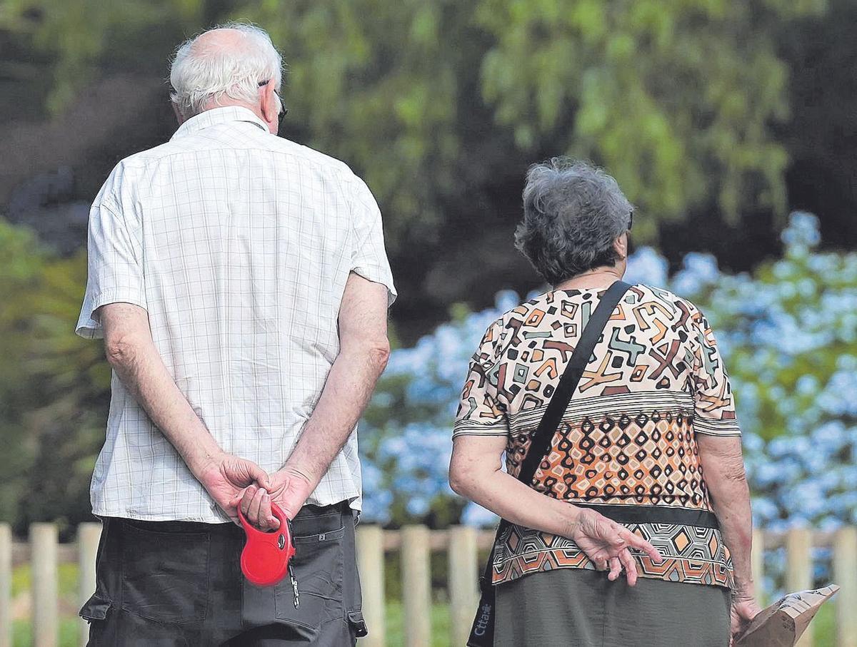 Un hombre y una mujer jubilados, de paseo por su ciudad