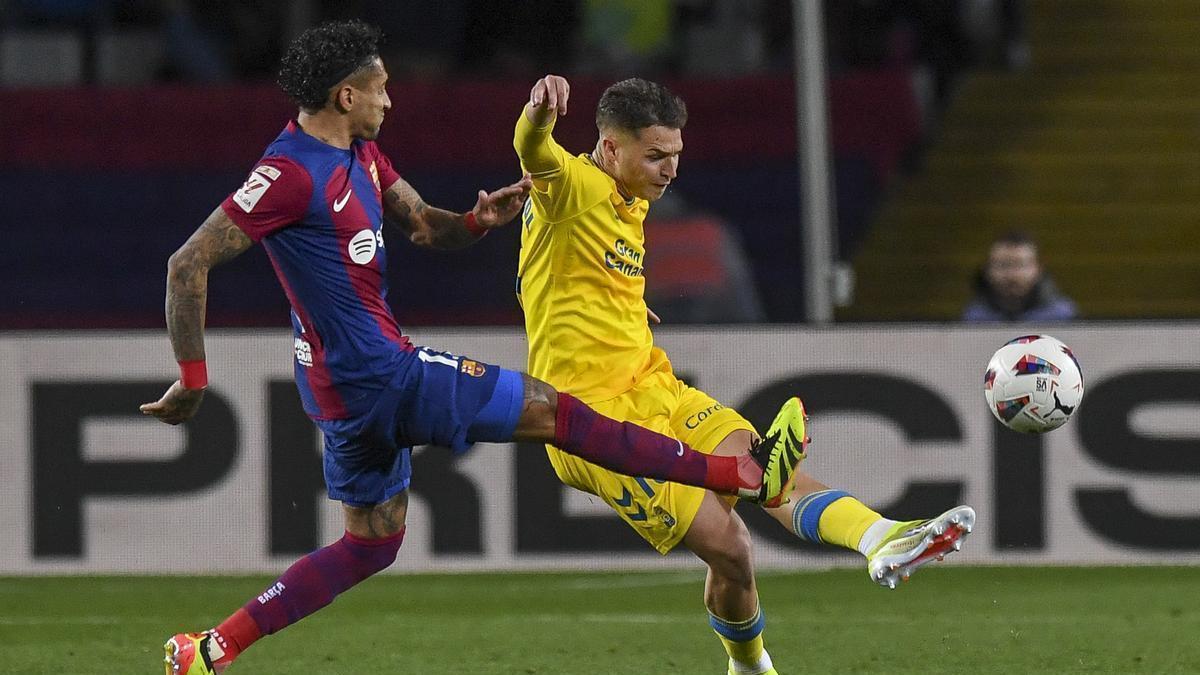 Mika Mármol despeja el balón ante la presión de Raphinha, del Barça