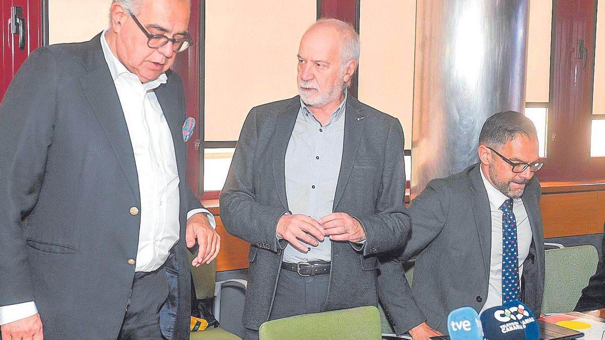 De izquierda a derecha, José Carlos Francisco, Santiago de Armas y José Miguel González, ayer.