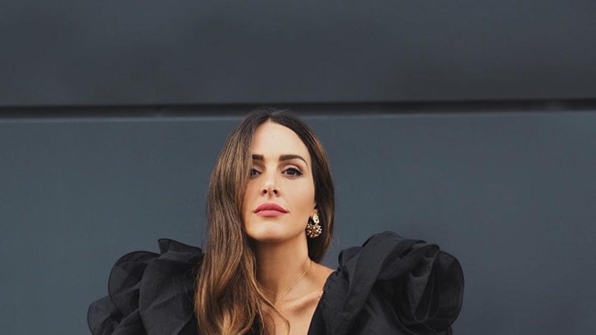 El look 'total black' de Rocío Osorno con top con volantes en los hombros de Zara