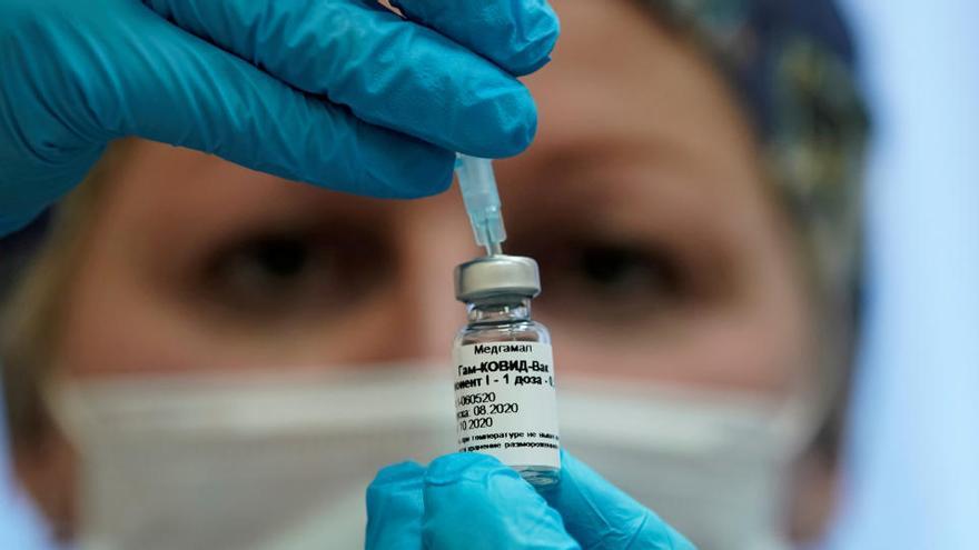 Una enfermera manipula una vacuna en un laboratorio.