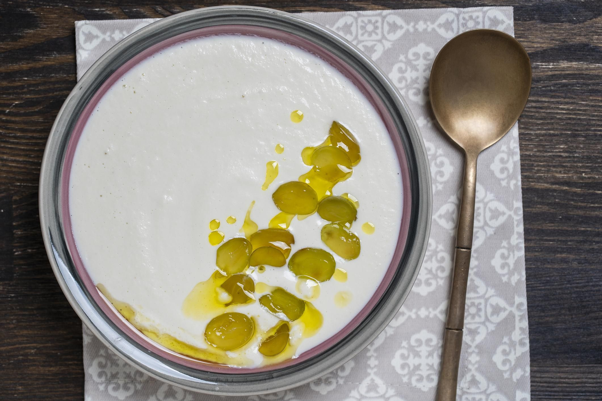 La sopa de ajoblanco es ideal para verano.