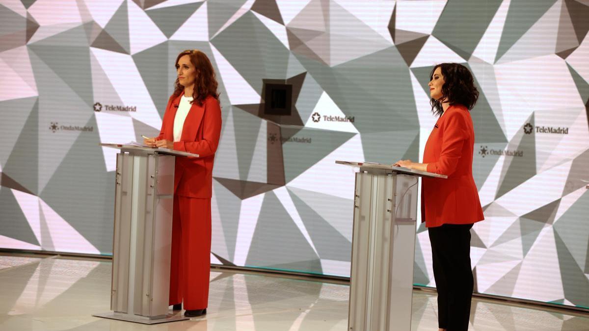 Isabel Díaz Ayuso y Mónica García en el debate electoral de Telemadrid de 2021.